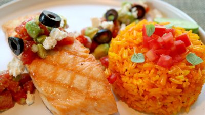 Печена сьомга по гръцки