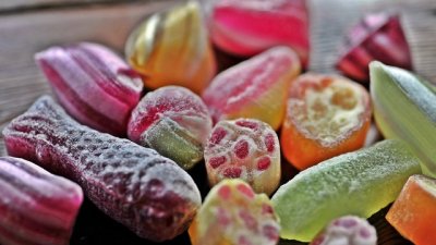 Момче харчи от буркан-банк 3300 долара и 500 евро за сладки храни