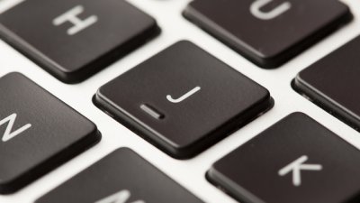 За какво служат релефните белези на клавишите F и J?