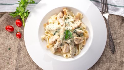 Лесна паста с пилешко, сметана и лимон