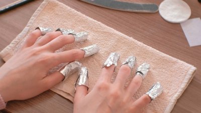 Как да премахнете безопасно геллака вкъщи без маникюрист?