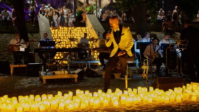 17 000 свещи озаряват концерта на Боби Вълчев в Античния театър