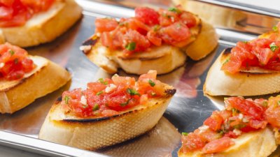 Брускети балсамико с домати и босилек