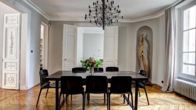 Столовете в интериора на дома