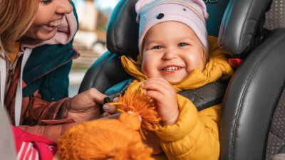 Бебешкото столче за кола и правилото за двата часа