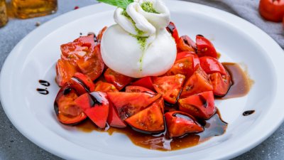 Салата с домати, сирена и марината