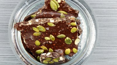 Домашни шоколадови барчета с боровинки и шамфъстък 