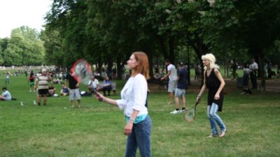 Столични паркове станаха арена на скоростен бадминтон, познат като спийдминтън