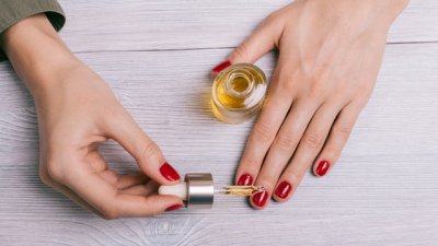 Домашна рецепта за масло за кожички около ноктите 