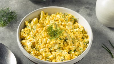 Салата с яйца и каперси 