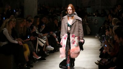 Prada показа колекция есен-зима 2017/2018 в Милано (галерия)