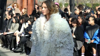 Свободни линии и асиметрия в колекцията на Stella McCartney за есен/зима 2024/2025