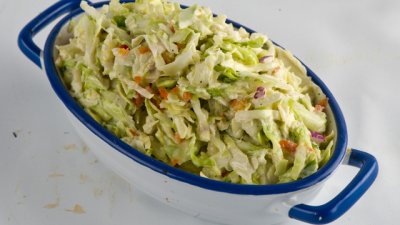 Салата със зеле, авокадо и тиквено семе