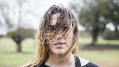 Защо не трябва да излизате с влажна коса в студено време?