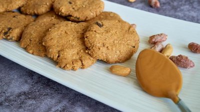 Джинджифилови бисквити с фъстъчено масло и овесени ядки 