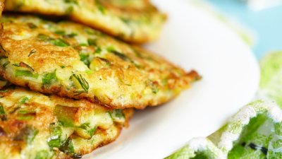 Кюфтета от тиквички, лук и пармезан 