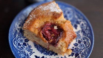 Сочен кекс със сини сливи за 30 минути