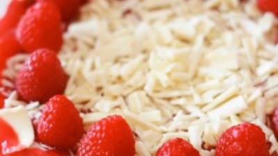 Чийзкейк с малини и бял шоколад