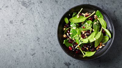Салата със спанак, червени боровинки и маково семе 