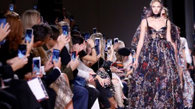 Elie Saab с разкошна пролетно-лятна колекция