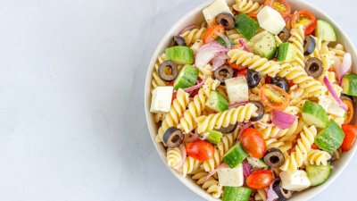 Салата с паста, чери домати, маслини и чушки