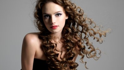 Козметичните инструменти, без които къдравите коси не могат