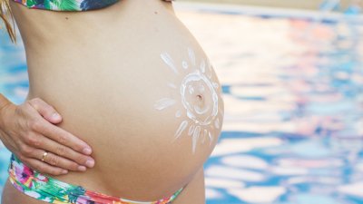Опасно ли е да се печете на слънце, ако сте бременна?