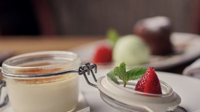 Крем брюле с ягоди и сметана
