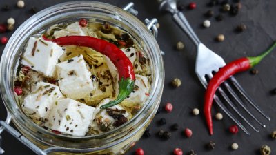 Рецепта за зимно мезе – пикантна маринована фета в зехтин