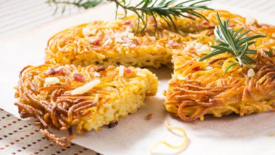 Печени спагети с бекон и кашкавал 