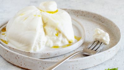 Тост с орехи, фурми и сирене бурата