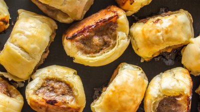 Солени кифлички с наденица и бутертесто 