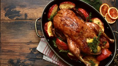 Пълнена гъска с ябълки и кестени за Коледа 