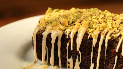 Уникален кекс с тиквички, маслена глазура и шамфъстък