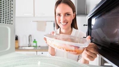 Защо не трябва да използвате пластмаса в микровълновата 