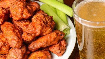 Пилешки крилца с медено-пикантен сос