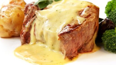 Телешко със сос от синьо сирене и сметана 