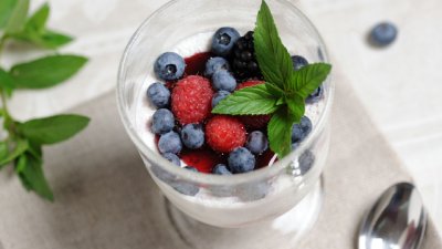 Пухкав крем с рикота и горски плодове 