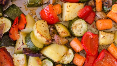 Тиквички с картофи и чушка на фурна