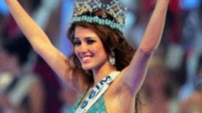 Мария Юлия Мантила Гарсия  грабна короната Мис Свят