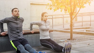 Упражнението „кофички“ за трицепс и цялостно стягане на ръцете