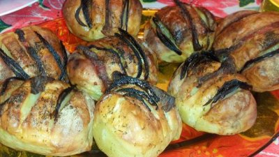 Пълнени червени картофи с бекон и лук