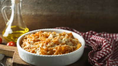 Пиле с паста и бекон на фурна 