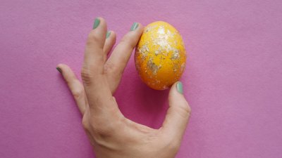 Боядисване на яйца с алуминиево фолио и цветни станиоли