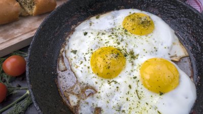 Яйца на очи със сирене пекорино 