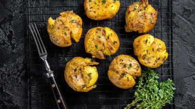 Намачкани картофи с масло и розмарин