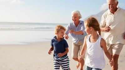 Баби и дядовци, които гледат внуци, живеят по-дълго 