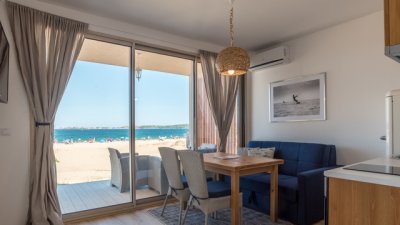 Безплатни чадъри и шезлонги за гостите в морските къщички на „Къмпинг Градина“