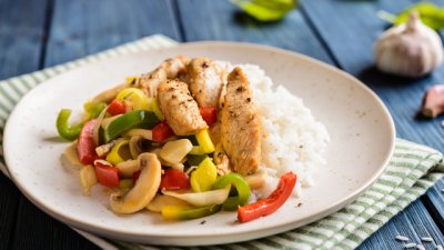 Ориз с пиле, гъби и чушки на тиган