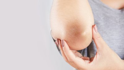 Как да освежите грубата кожа по лактите и коленете 